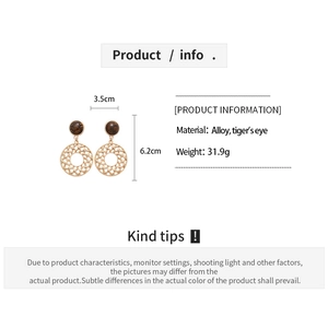 Detailed size specifications of hollow grid tiger eye drop earrings in 3.5cm by 6.2cm