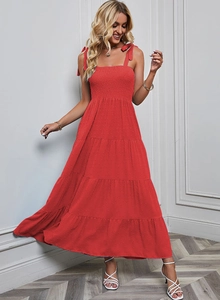Détail de robe longue rouge à volants avec texture à pois et bretelles nouées