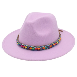 Détail d'un chapeau fedora lilas avec ruban ethnique tissé à perles colorées