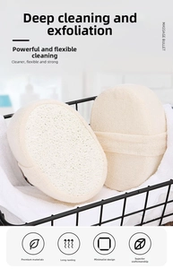Detail van natuurlijke luffa badspons met elastische handband op een witte handdoek