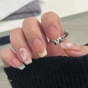 Faux ongles faits main avec motifs d'étoiles, imprimé vache et pointes French colorées
