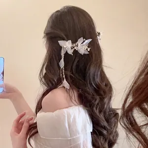 Pince à cheveux fleur en tissu élégante avec perles et longs glands de chaîne