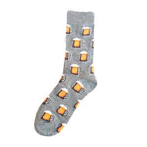 Détail de chaussettes en maille grise avec un motif amusant de chope de bière