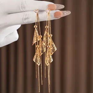 Boucles d'oreilles cœur dorées avec clous en zircon et pendentifs à pompons évidés