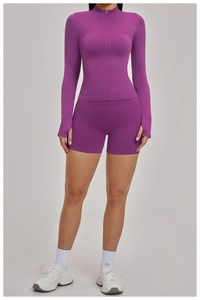 Detaillierte Ansicht des lila Yoga-Sets mit Stehkragen-Oberteil, Daumenlöchern und Shorts