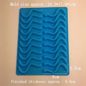 Detailed size chart of 20-cavity blue silicone snake worm mold 24.3x17.6x1cm