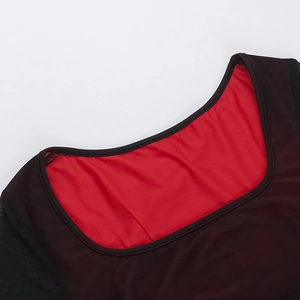 Détail de l'encolure en tulle bicolore rouge et noir sur une robe moulante chic