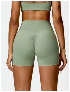 Détail du short de yoga taille haute avec design scrunch butt lifting en vert sauge