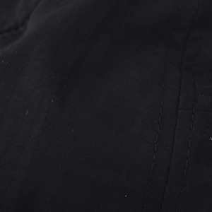 Gros plan du tissu textile noir avec des détails de couture à double aiguille durable