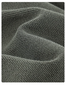 Makro-Detail von olivgrünem Baumwoll-Jersey-Stoff mit weicher Strick-Textur