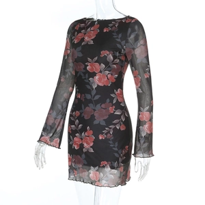 Detail eines schwarzen Mesh-Blumenkleides mit roten Blüten und transparenten Ärmeln