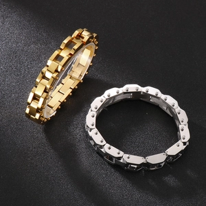 Herren Punk Edelstahl Armbänder in Gold und Silber auf schwarzem strukturiertem Hintergrund