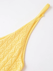 Détail d'un top en maille jaune vif avec motif losanges et fines bretelles délicates
