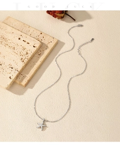Détail du pendentif étoile de mer en argent S925 serti de zircons sur pierre beige