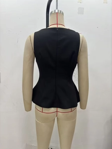 Vue arrière du haut péplum noir sans manches avec fermeture éclair sur le mannequin