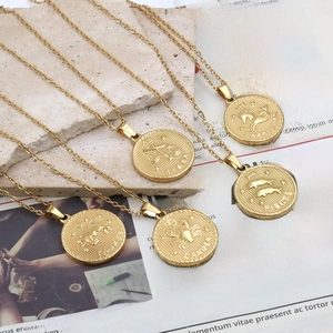 Vue détaillée de colliers médailles 18k avec signes du zodiaque en relief et chaînes