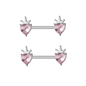 Détail de piercings tétons coeur rose avec design couronne sur un fond blanc épuré