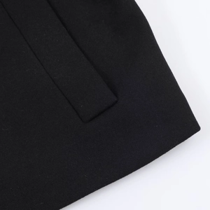 Manteau court noir de style rétro français avec col montant et détails de couture
