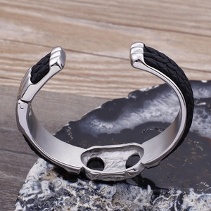 Vue détaillée d'un bracelet jonc pour homme en acier inoxydable avec cuir tressé