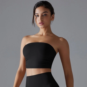 Detalle del top deportivo tipo palabra de honor negro sin costuras para fitness y yoga