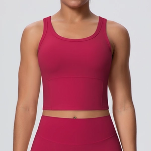 Details des dunkelrosafarbenen Yoga-Crop-Tops mit breiten Trägern und passender Leggings
