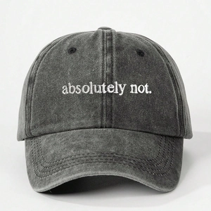 Dettaglio del ricamo bianco 'absolutely not.' su un berretto da baseball in cotone grigio lavato