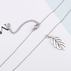 Collier pendentif feuille argentée avec strass et chaîne en acier inoxydable sur magazine