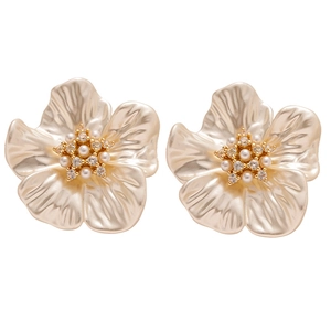 Elegant gold-plated flower stud earrings with cream resin petals and pearl center