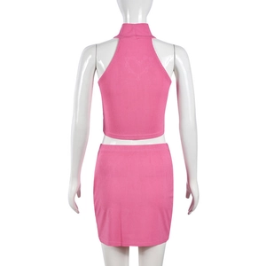 Rückansicht des rosa gerippten Strick-Zweiteilers mit Halter-Crop-Top und Minirock