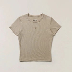 T-shirt ajusté en maille côtelée kaki avec emblème de croix sur fond beige uni
