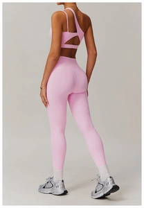 Vue arrière d'un ensemble brassière de sport asymétrique et legging de yoga rose