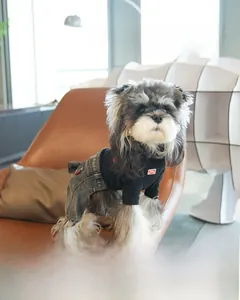 Detail van gebreide huisdiertrui en gewassen denim jumpsuit voor kleine honden