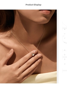 Dettaglio della collana a cuore in argento S925 con pavé di zirconi su collo di modella