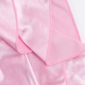 Macro di tessuto satinato rosa con trama liscia e dettagli di orlo di alta qualità dell'abito