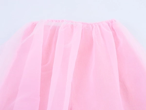 Detailaufnahme des rosa Tüllrocks mit elastischem Bund und mehrlagiger Netzgewebestruktur