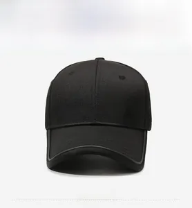 Vista frontale di un berretto da baseball nero da uomo con logo in metallo argento
