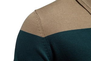 Detail der Schulternaht und feine Strickstruktur am gestreiften Polo-Strickpullover