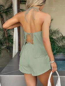 Vista posteriore del top a fascia allacciato e pantaloncini coordinati verde menta