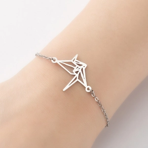 Elegante zilveren roestvrijstalen armband met een geometrische origami kraanvogel hanger