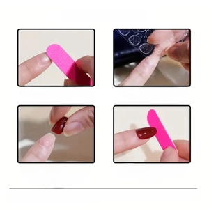 Unghie finte quadrate bianche French con macchie di sangue rosso e guida all'applicazione