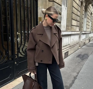 Détail d'un manteau marron en laine à double boutonnage avec revers en cadre extérieur