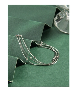 Detailansicht eines silbernen S925 dreilagigen Perlen- und Schlangenarmbandes für Damen