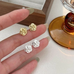 Minimalist 925 sterling silver flower stud earrings in gold and silver finish