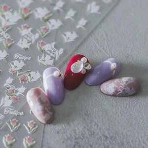 5D Tulpen-Nagelaufkleber mit eleganten weißen und rosa Blumenmustern auf verschiedenen Nägeln