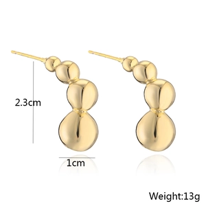 Detailansicht vergoldeter Perlenohrringe mit Angabe von 2,3 cm Länge und 13 g Gewicht