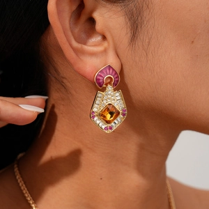 Détail du pendentif géométrique rétro avec émail violet et pierre précieuse orange éclatante