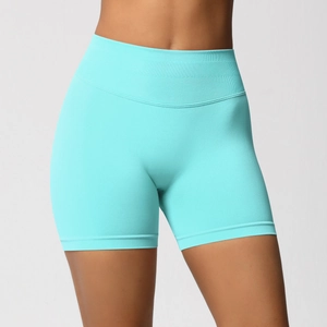 Gros plan sur le short de yoga sans couture bleu clair avec taille haute côtelée et texture