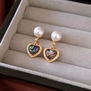 Boucles d'oreilles cœur vintage avec perles et nacre irisée dans un cadre doré élégant