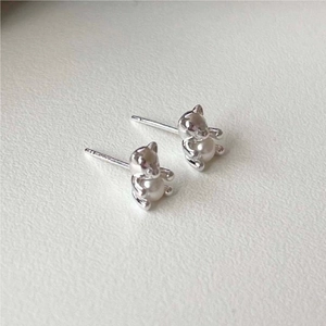 Macro shot of 925 sterling silver bear stud earrings with pearl details and S925 hallmark