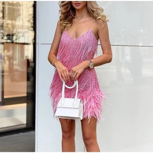 Detailansicht der rosa Paillettenfransen und flauschigen Federn am sexy V-Ausschnitt Kleid